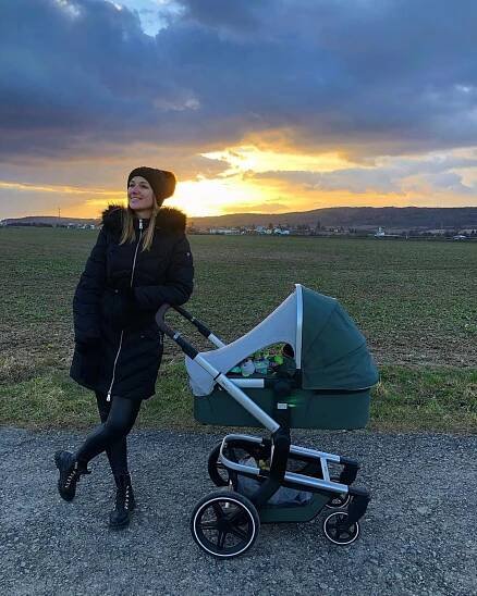 FOTO: Mateřství půvabné herečce a zpěvačce velmi sluší. – stránka 66