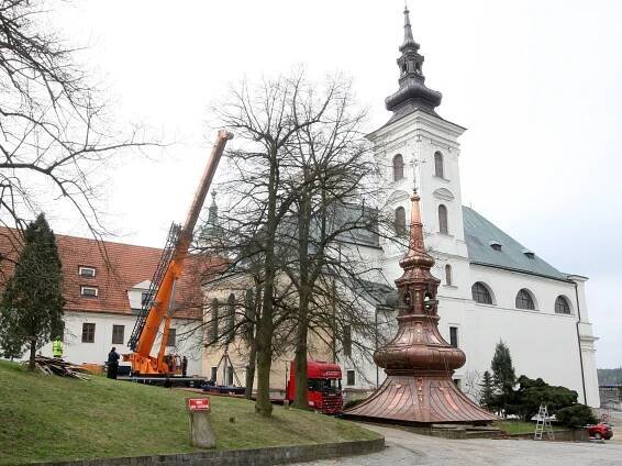 OBRAZEM: Poutní kostel ve Vranově dostal novou báň. Po dvou a půl letech