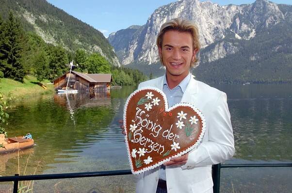 Florian Silbereisen (GER) mit Lebkuchenherz anlässlich eines Pressetermins zum ARD-Fernsehfilm KÖNIG DER HERZEN in Bad Aussee - Österreich