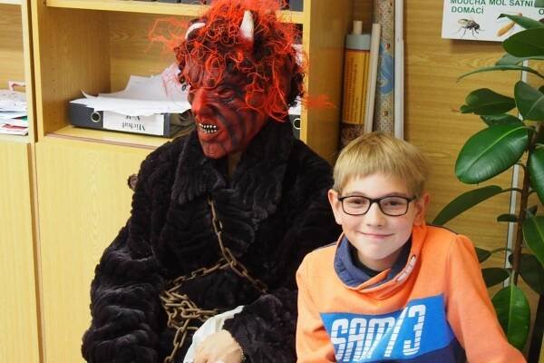 Mikuláš ztratil plášť... Nadílka v základce v Záhoří