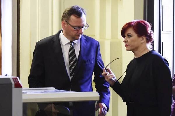 Nečasová odmítla, že Rittigovi řekla utajovanou informaci. U soudu je i Nečas