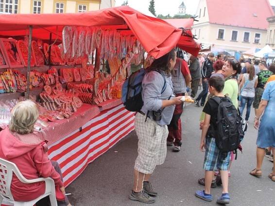 Náměstí Míru v Sobotce při jarmarku skoro nestačilo