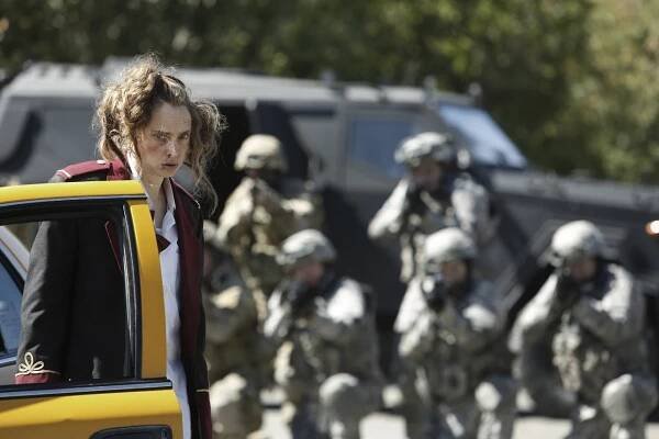 Dirk Gently's Holistic Detective Agency - Two Sane Guys Doing Normal Things - Z filmu - Fiona Dourif