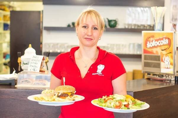 Dva burgery dle vlastního gusta s hranolky, salátem a omáčkami