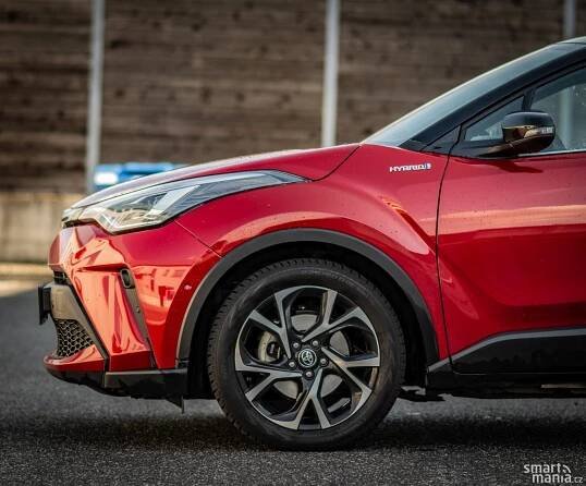 Podvozek Toyoty není ošizený a používá poctivou techniku. I díky tomu je na 18" kolech komfortní, zároveň dobře drží stopu.