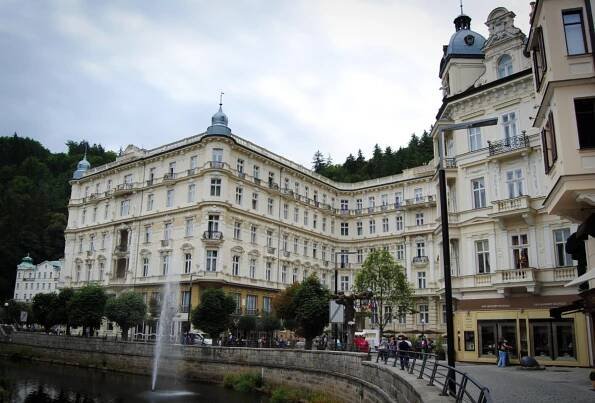 Kolonády a nábřeží v Karlových Varech | TuristickaMapa.cz