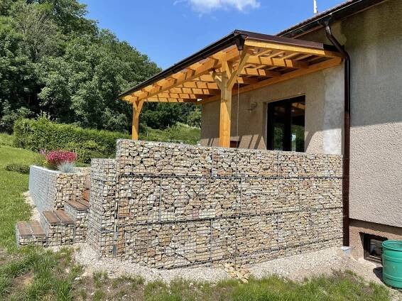 QTS DESIGN – Vyrábíme gabionové ploty, brány a branky, designový nábytek