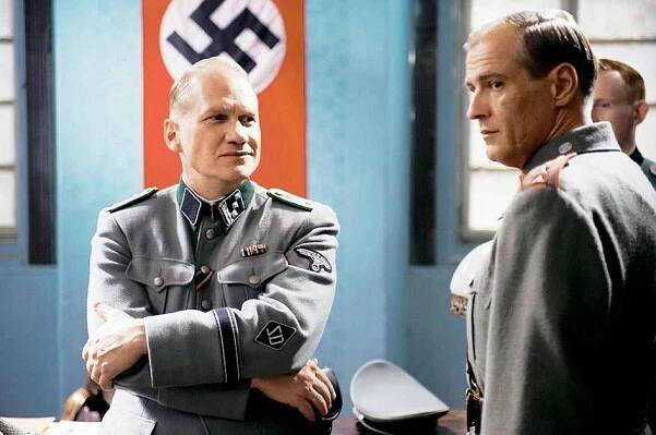 Harald Wiesmann a četník Vlček  (Joachim Paul Assböck a Roman Luknár) ve filmu Lidice.
