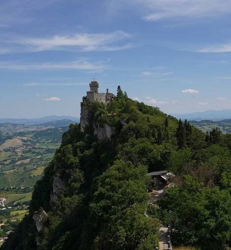 Soubor:Panorama of the Cesta Tower in San Marino.jpg
