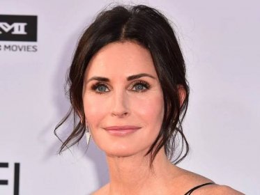 Watch Courteney Cox Cut Her Own Bangs at Home —Video