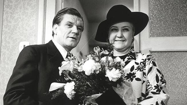 Jaroslav Moučka a Antonie Hegerlíková ve filmu V každém pokoji žena z roku 1974.