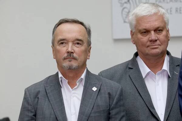 „Já jsem fakt čistej.“ Čeští politici i vyhoštěná ruská agentka promluvili o vzájemné spolupráci