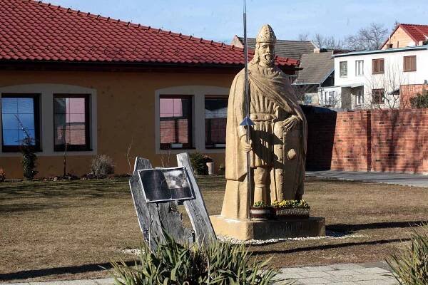 Hluk je město v okrese Uherské Hradiště ve Zlínském kraji, 10 km jihovýchodně od Uherského Hradiště na potoce Okluky s tvrzí.
