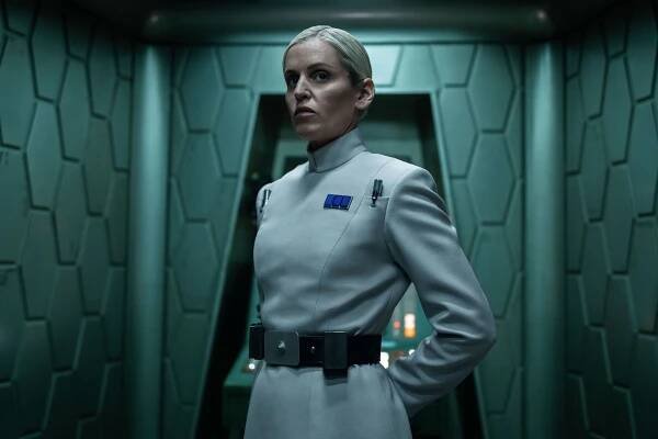 Fotka: Denise Gough jako imperiální agentka Deedra Meero v seriálu Star Wars: Andor