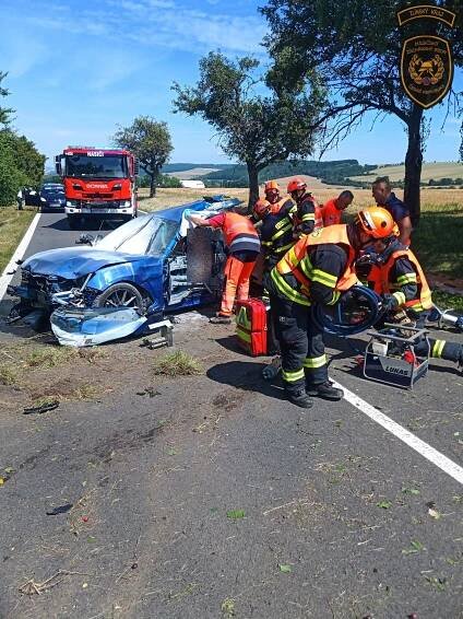 Po nehodě osobního vozidla u Zdounek na Kroměřížsku přivolal záchranáře k události systém eCall | POŽÁRY.cz - ohnisko žhavých