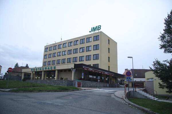 Soubor:Overview of Jednota Moravské Budějovice at Janáčkova street in Moravské Budějovice, Třebíč District.jpg – Wikipedie