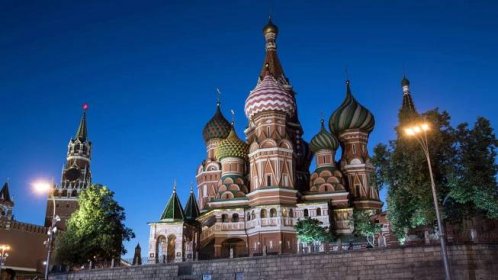 Moskau: Einheimische und Touristen machen vor dem Kreml am Roten Platz einen Abendspaziergang
