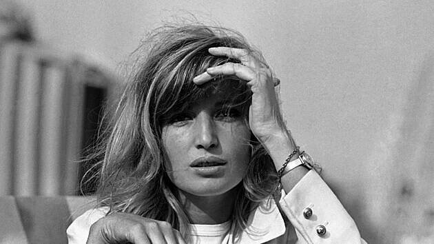 Monica Vittiová pózuje fotografům na filmovém festivalu v Benátkách v roce 1964.