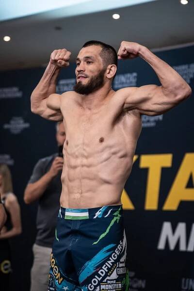 Oktagon 72  Machmud Muradov při vážení