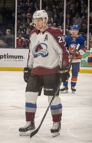 Soubor:Nathan MacKinnon playing with the Avalanche in 2020 (Quintin Soloviev).jpg – Wikipedie