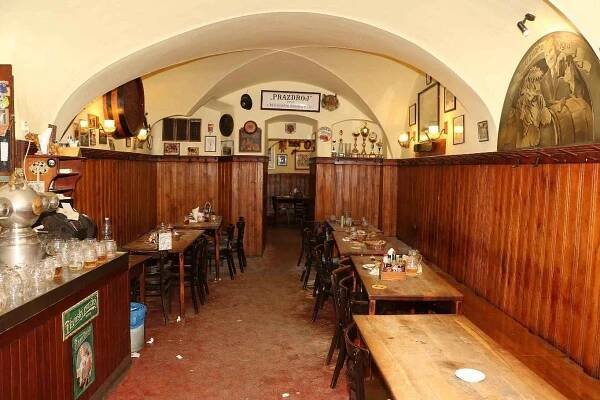 Muž pod vlivem alkoholu a drog odpálil ohňostroj uvnitř restaurace U Zlatého Tygra. Vzápětí skončil v poutech.