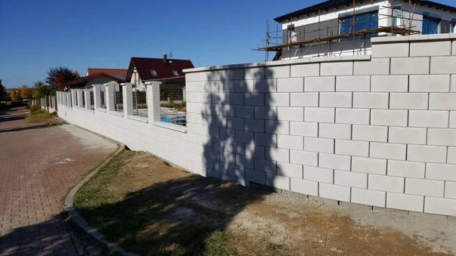 Montáž a stavba plotu – oploceni a operních zdi. Praha a okolí