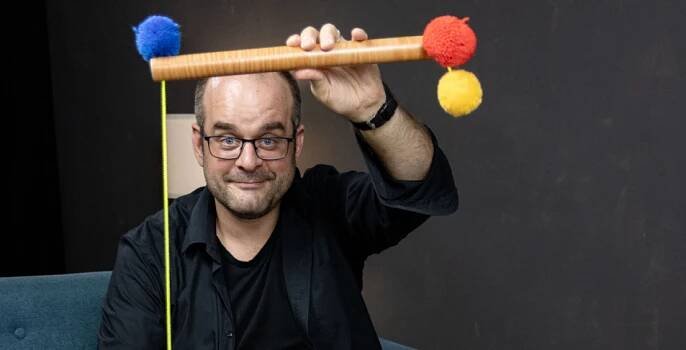 Roman Štabrňák není jen herec, dabér, ale i kouzelník, což názorně předvedl i ve studiu
