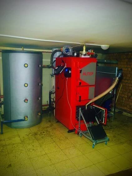 Instalován kotel Altep. Vybavení: KOTEL NA TUHÁ PALIVA ALTEP DUO PLUS 50, hořák na pelety KIPI ROT POWER 50 kW, montáž hořáků na pelety, zásobník na pelety na 1200 l.