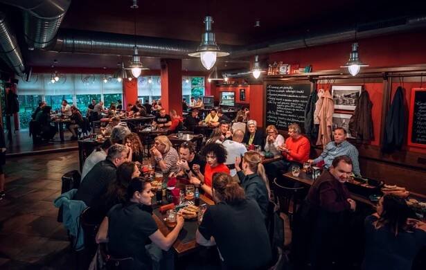 Šťastná sedmička. Ostravarna U Jubilejní získala k narozeninám certifikát za skvělé pivo