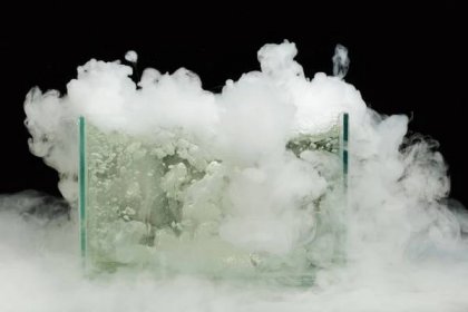 vařící suchý led s párou - chemická reakce - stock snímky, obrázky a fotky