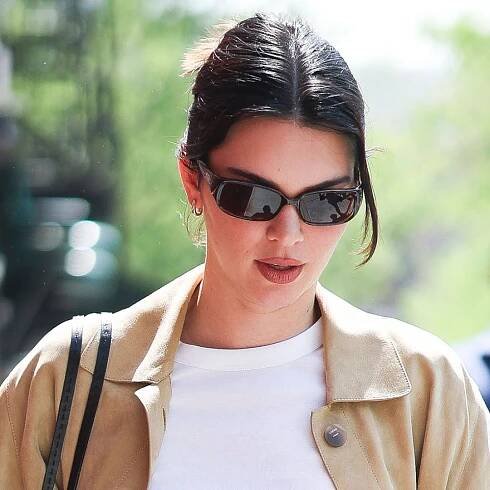 Kendall Jenner Copies Early-Aughts Mary-Kate Olsen in The Row Flip-Flops and Jeans