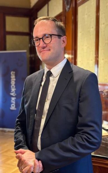 Cenu hejtmana Ústeckého kraje za rok 2023 získal ortoped Tomáš Novotný - e-Chomutovsko.cz