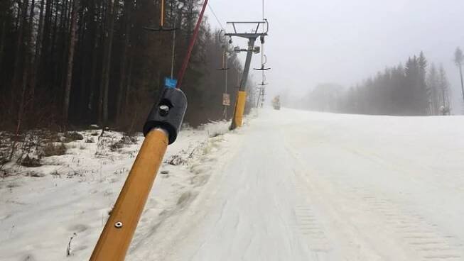 Hodinu od Prahy už se dá parádně zalyžovat. Sjezdovka u Jihlavy nabízí 45 cm sněhu
