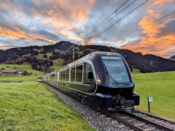 Neuer Zug in der Schweiz kann von Gleis zu Gleis „springen”
