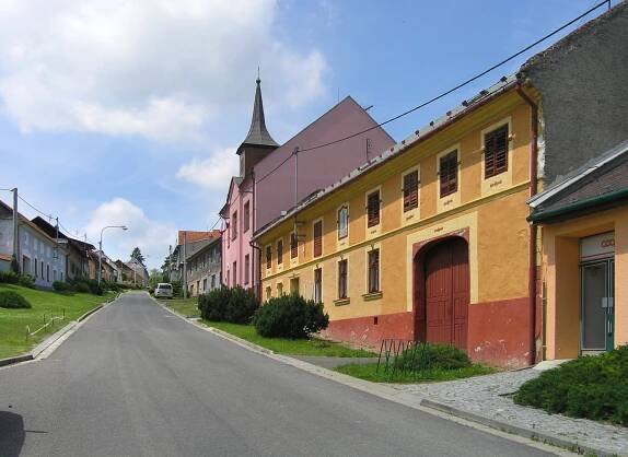 Soubor:Troubky-Zdislavice, Zdislavice, common.jpg – Wikipedie