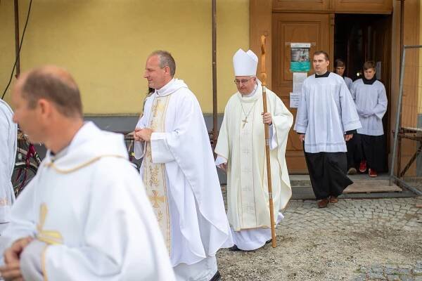 Společný dík za vše dobré. Lidé v Moravské se rok po tornádu sešli na farním dnu