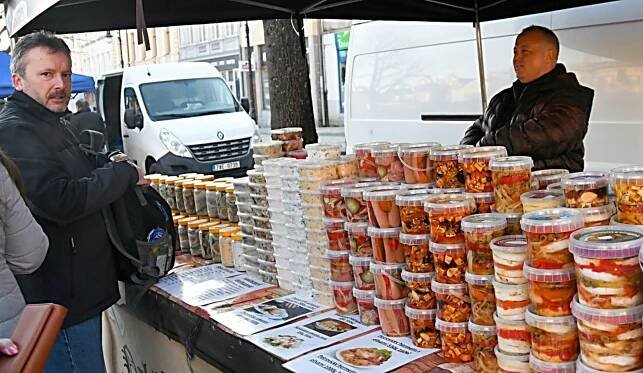 První farmářské trhy v Lounech přilákaly mnoho lidí. Prodávaly se už i pomlázky