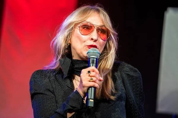 Katka Žbirková, manželka Miroslava Žbirku počas otvorenia výstavy - Miro Žbirka roky a dni na Západnej terase Bratislavského hradu