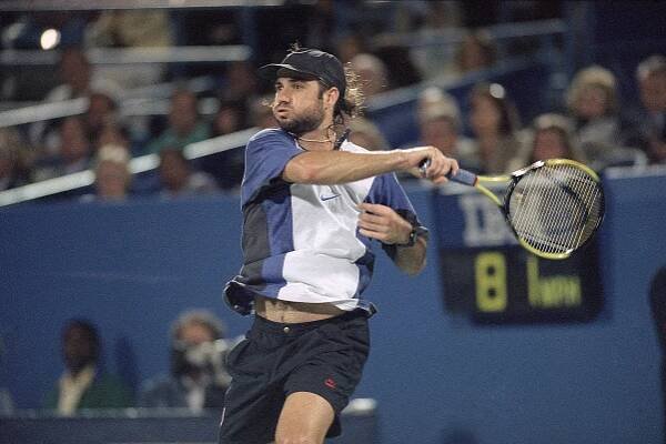 První nenasazený vítěz? Agassi. Ještě s vlasy a s kráskou z Modré laguny