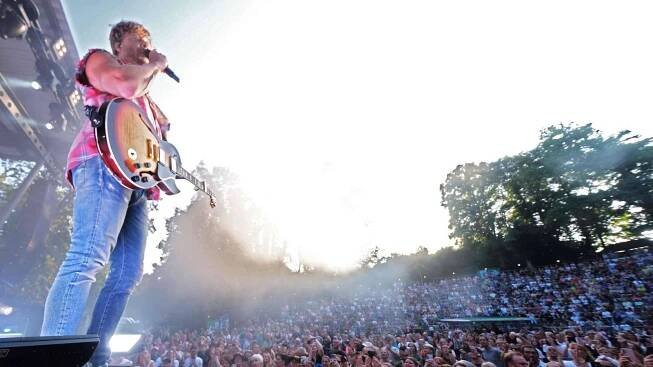 Samu Haber schuf beim Konzert auf der Waldbühne in Northeim eine besondere Verbindung zu seinen Fans. 