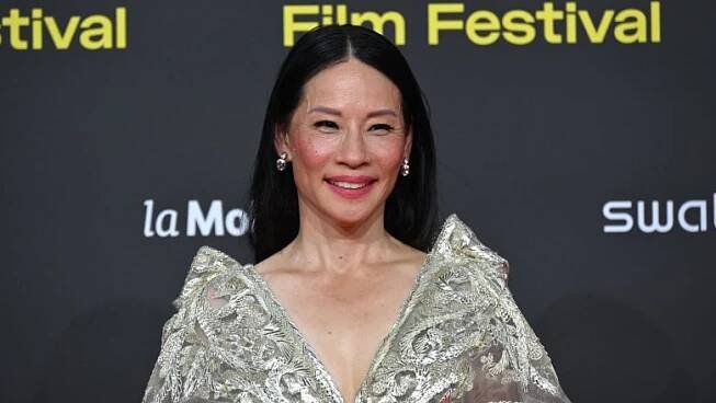 ŽENA-IN - Lucy Liu mění styl a vypadá jako bohyně. Hvězda Charlieho andílků zářila na filmovém festivalu v Locarnu