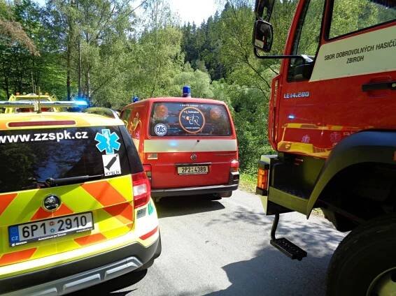 Hasiči museli po nehodě dvou nákladních vozů u Zbirohu odstřihnout kabinu Avie | Týdeník Policie