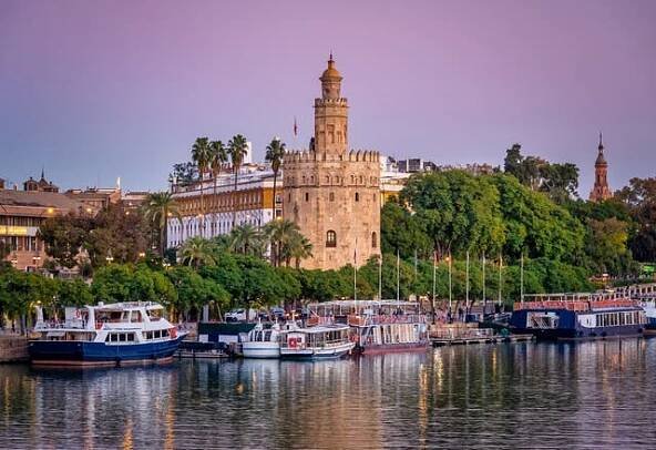torre del oro za soumraku, sevilla, španělsko - torre del oro - stock snímky, obrázky a fotky