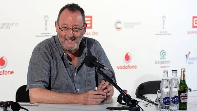 VIDEO: Držte při sobě. Herec Jean Reno natočil pozdrav pro české zdravotníky