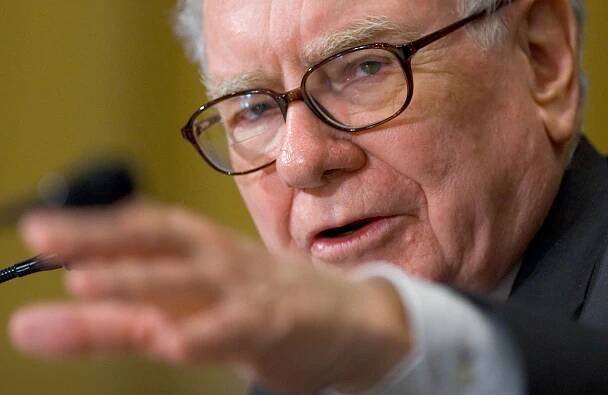 Warren Buffett má v portfoliu tři superlevné akcie!