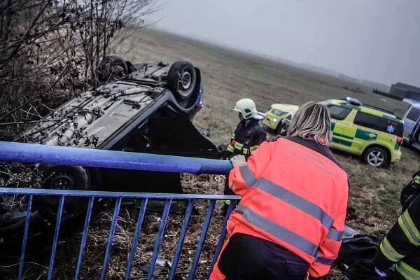Kvůli nehodě u Kunětic hledají policisté bílou dodávku a řidiče