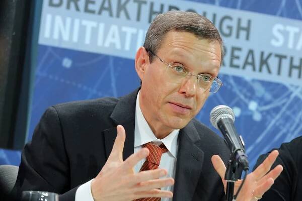 Astronomer Avi Loeb Says Aliens Have Visited, and He's Not Kidding