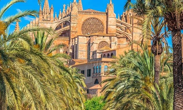 Sneak Peek A palace tour or a picnic on the beach? Do both in Palma