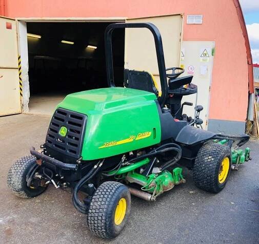Rotační sekačka John Deere 3245C | STROM PRAHA a.s. 