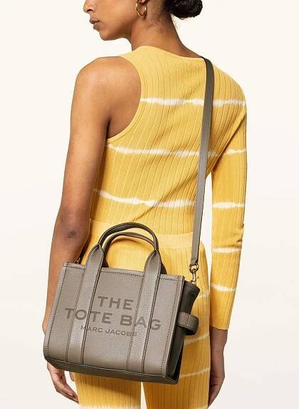 MARC JACOBS Shopper THE SMALL TOTE BAG LEATHER: ČERNOŠEDÁ